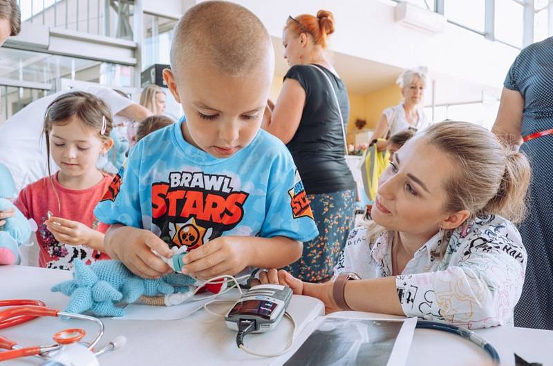 Přes dvě stovky dětí ze školek navštívilo Plyšákovou ordinaci českobudějovické nemocnice.