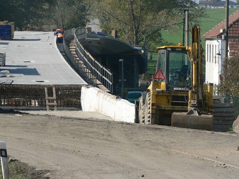 Na Českobudějovicku se v Trocnově, který patří pod Borovany, staví nový most nad železnicí. Investorem je Jihočeský kraj.