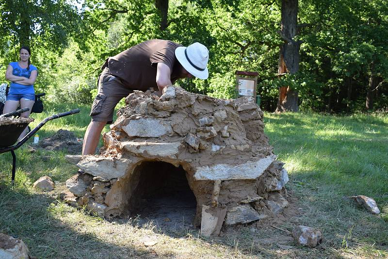 V areálu Památníku Jana Žižky z Trocnova postavili v době od 29. do 30. června keramickou pec.