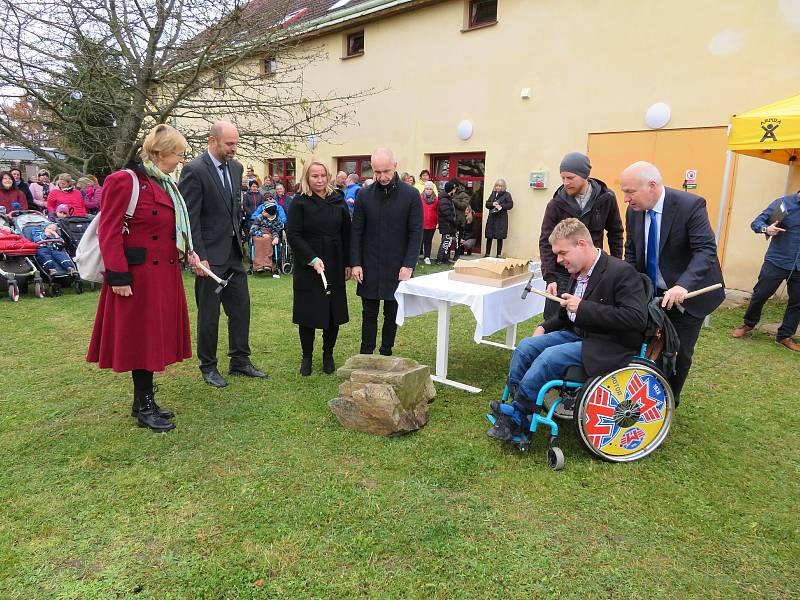 Arpida+ campus životních příležitostí může už za dva roky pomáhat dospělým lidem s tělesným a kombinovaným postižením .8. listopadu se symbolicky klepalo na základní kámen.