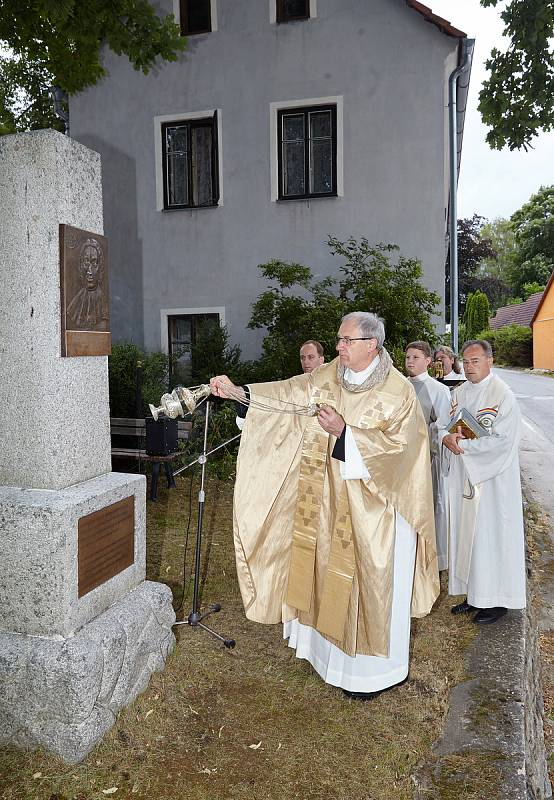 Slavný rodák Josef Bartoloměj Trillsam, zpovědník Marie Terezie, má v Rychnově u Nových Hradů znovu svůj pomník.