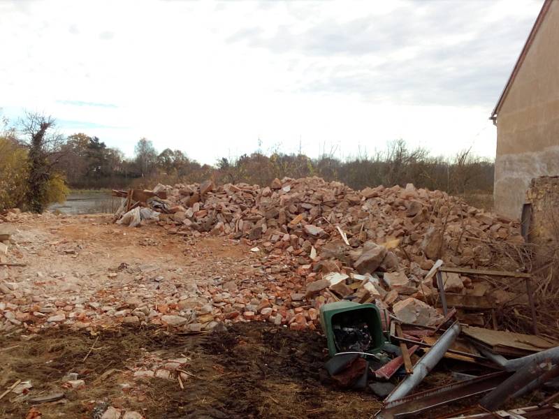 Demolice budovy fary ve Slověnicích poblíž Lišova na Českobudějovicku.