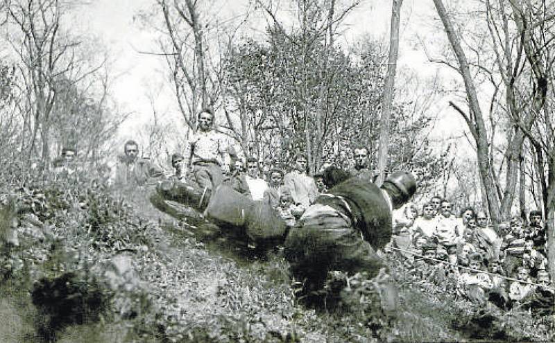 Motocyklový závod do vrchu pod Semencem – na trati závodu u cíle, rok 1962.