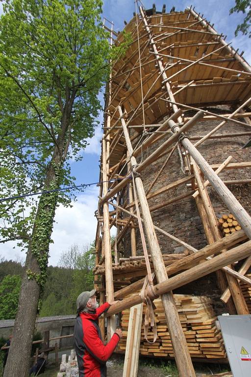 Věž Jakobínka v Rožmberku nad Vltavou se už skoro celá ztrácí za dřevěným lešením.