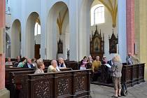 Návštěvníci dominikánského kláštera na Piaristickém náměstí v Českých Budějovicích naslouchají poutavému výkladu průvodkyně.