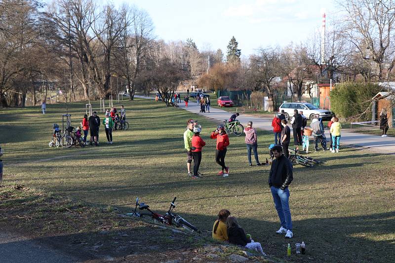 Krásné počasí v pátek lákalo stovky lidí k procházkám u řeky Malše, v sobotu se ale vrátil déšť, vítr a ochladilo se.