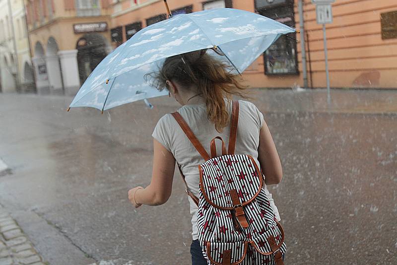 Nedělní dešťová přeháňka v Českých Budějovicích,snímky jsou z náměstí Přemysla Otakara II.