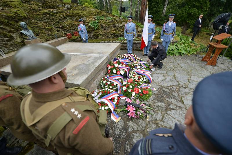Pietní akt u příležitosti 65. výročí úmrtí bývalého československého prezidenta Edvarda Beneše se konal 3. září u jeho hrobky ve vládní vile v Sezimově Ústí. 