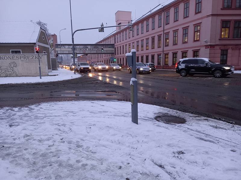 Sněžení v Českých Budějovicích 9. prosince 2021. Mánesova ulice.