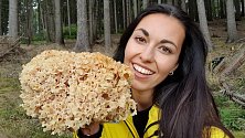 Lucie Drozdová ze Sušice alias Šumavská houbička nosí plné koše a z hub připravuje i chutná jídla.