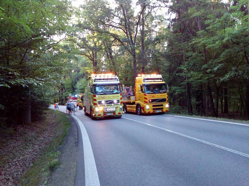 Nehoda nákladního vozidla u Třeboně. Krátce před 20. hodinou byl poškozený nákladní vůz připraven k transportu.