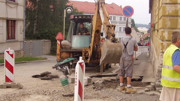 Těžká technika, zanechaná po práci na místě, přitahuje zloděje.