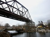 Boršovský starý železniční most brzy nahradí nový