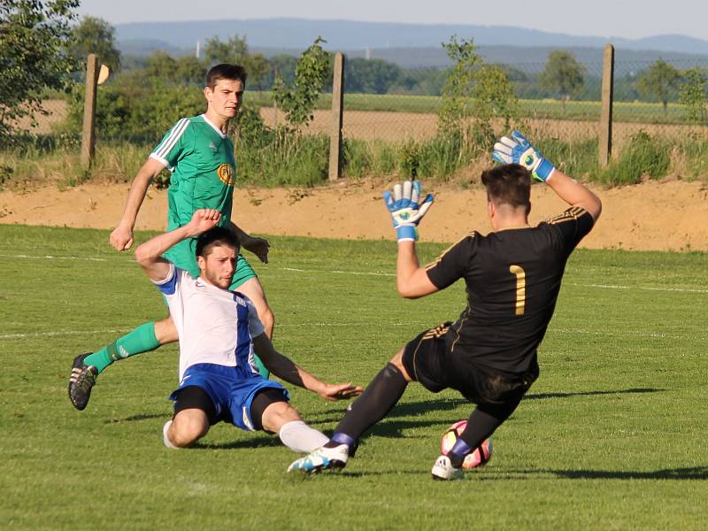 Fotbalisté Dolního Bukovska zdolali v sobotu Mladou Vožici 2:0 (2:0), skórovali Zahradník a Klika.