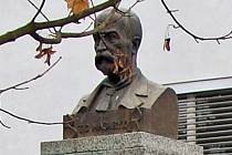 Busta prezidenta Masaryka, kterou někdo ukradl z prostranství před školou v Novém Vrátě.