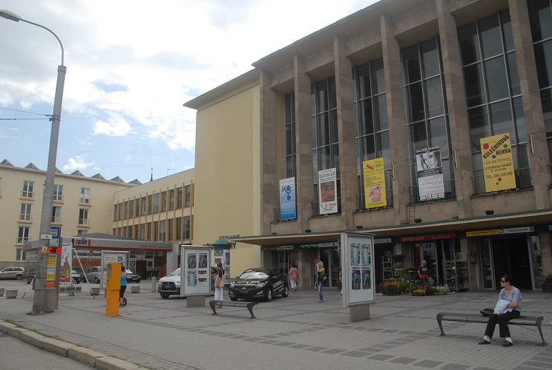 U Metropolu lidem chybí u zastávky přístřešek, kam by se mohli schovat. Při špatném počasí tak musejí pod střechu Metropolu.