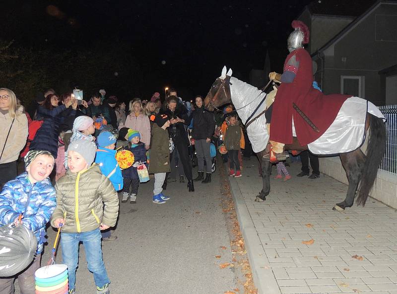 Lampionový průvod s příjezdem svatého Martina se ve čtvrtek uskutečnil v MŠ Papírenská v Českých Budějovicích.