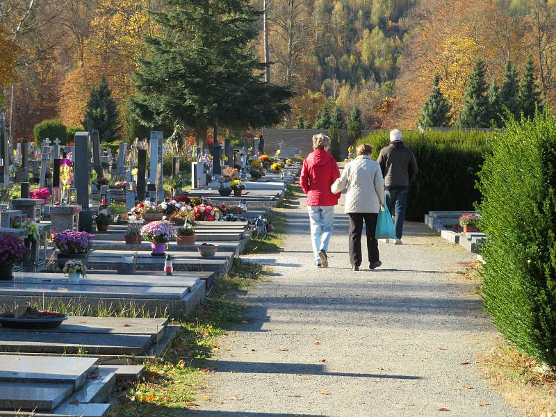 Hřbitovy na jihu Čech už lidé zdobí novými dekoracemi, květinářství přijímají objednávky, obchody prodávají hotové výrobky.