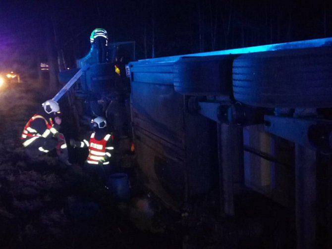 V pondělí večer v Lišově havaroval kamion s čokoládou, hasiče zaměstnal až do úterního rána.