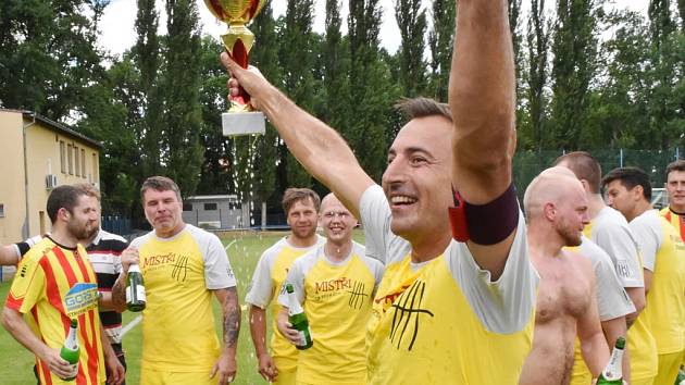 Po vítězném střetnutí s FC Chyšky (5:1) fotbalisté Junioru Strakonice slavili čtvrtý postup v řadě. Na podzim už budou hrát v I. A třídě.