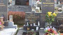 Hrob Jiřiny Jiráskové teď zdobí její oblíbené žluté růže i lahev koňaku. Dobré pití měla ráda.