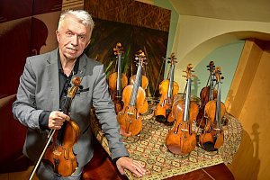 V úterý 19. prosince v 15 a 16 h virtuóz Jaroslav Svěcený představí vzácné housle na budějovické radnici.