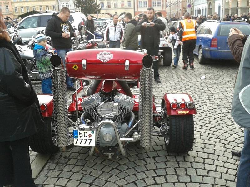 Vánoční motosraz na českobudějovickém náměstí.