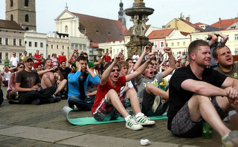 Fanoušci v Českých Budějovicích před velkoplošnou obrazovkou podporovali 19. 20. května hokejové reprezentanty na Mistovství světa ve Finsku.