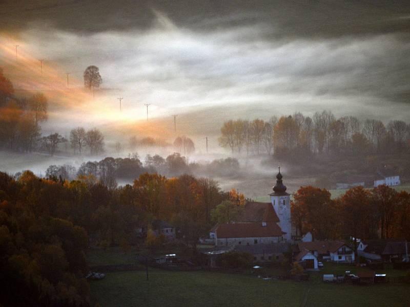 Nezvykle teplé počasí nabízelo v týdnu kouzelné scenérie zvláště při svítání. Na snímku kostelík Panny Marie v Chrobolech.