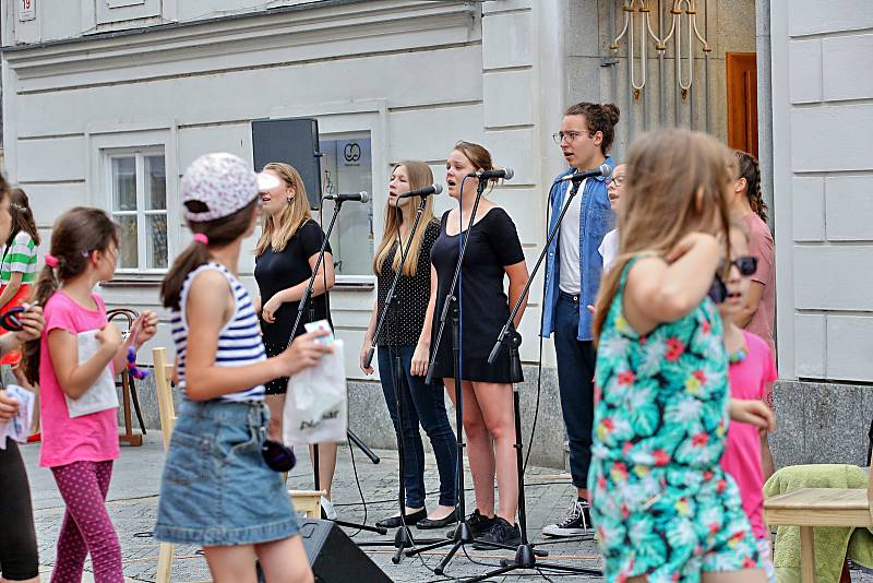 Už třetí ročník pouliční slavnosti Posousedsku zaplnil centrum města divadlem, dětmi a úsměvy.