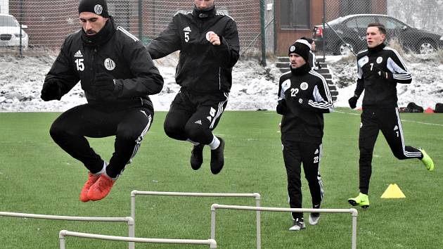 Zimní přípravu na jarní část sezony zahájili fotbalisté českobudějovického Dynama: zleva na prvním tréninku na Složišti skáčou přes překážky David Ledecký, Pavel Novák, Matěj Helešic a plzeňský Lukáš Provod.