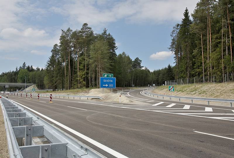 Mezi Ševětínem a Bošilcem je zprovozněn další úsek dálnice D3. Je o jeden kilometr delší, než byl původní předpoklad a měří 9,1 km.