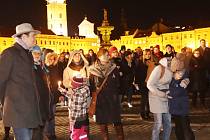 Na českobudějovickém náměstí se sešly desítky lidí, kteří u příležitosti padesátého výročí od upálení Jana Palacha zapalovali svíčky a přinášeli květiny.
