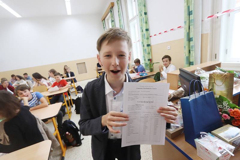 První vysvědčení v Českých Budějovicích rozdali studentům Gymnázia Česká.