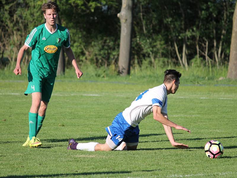 Fotbalisté Dolního Bukovska zdolali v sobotu Mladou Vožici 2:0 (2:0), skórovali Zahradník a Klika.