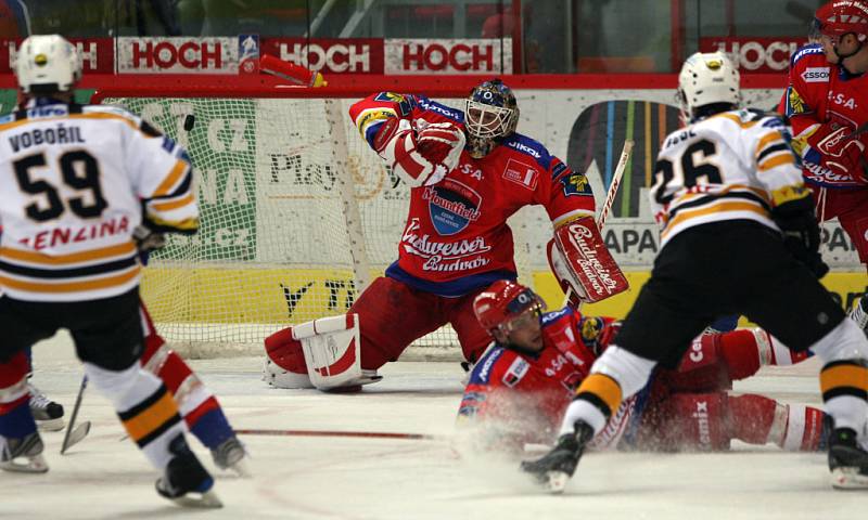 Budějovický gólman Roman Turek inkasuje 2. branku, kterou vstřelil Viktor Hübl (vpravo)