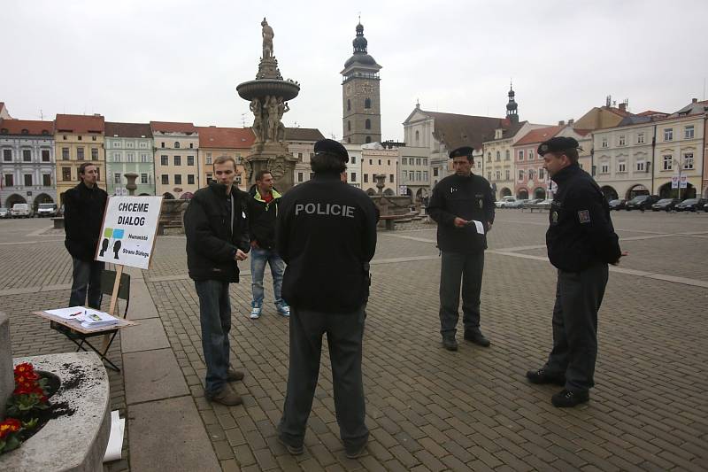 Policie před začátkem demonstrace legitimuje mladíka z Prachatic, který přišel s antiislamisty diskutovat.