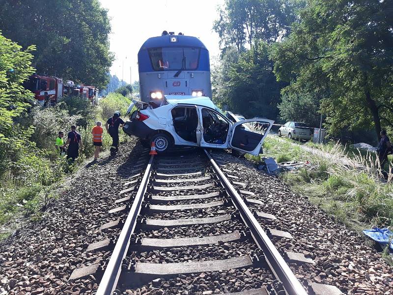 Tragická dopravní nehoda na železničním přejezdu mezi Kamenným Újezdem a Včelnou v roce 2018.