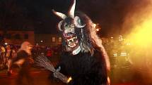 Krampus show, průvod pekelných bytostí s bengálskými ohni 15.prosince v Kaplici přilákal do městečka přes tisíc návštěvníků. 