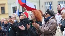 Přenos demonstrace z Prahy na českobudějovickém náměstí.