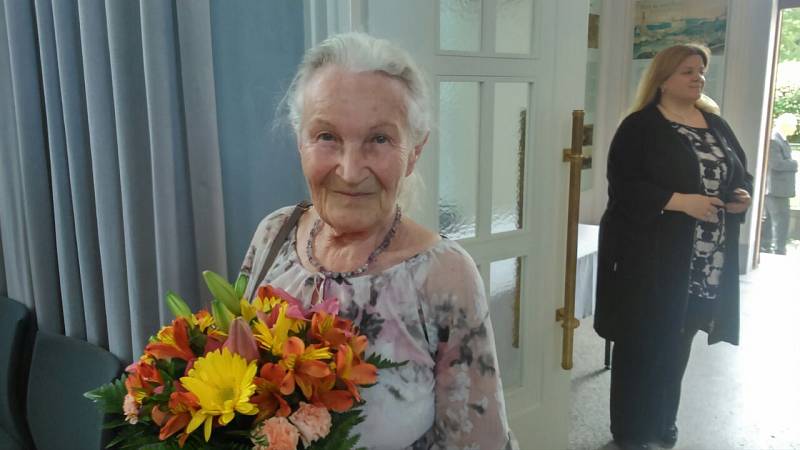 Od Ivany Zemanové dostala Ruth Hálová květiny.