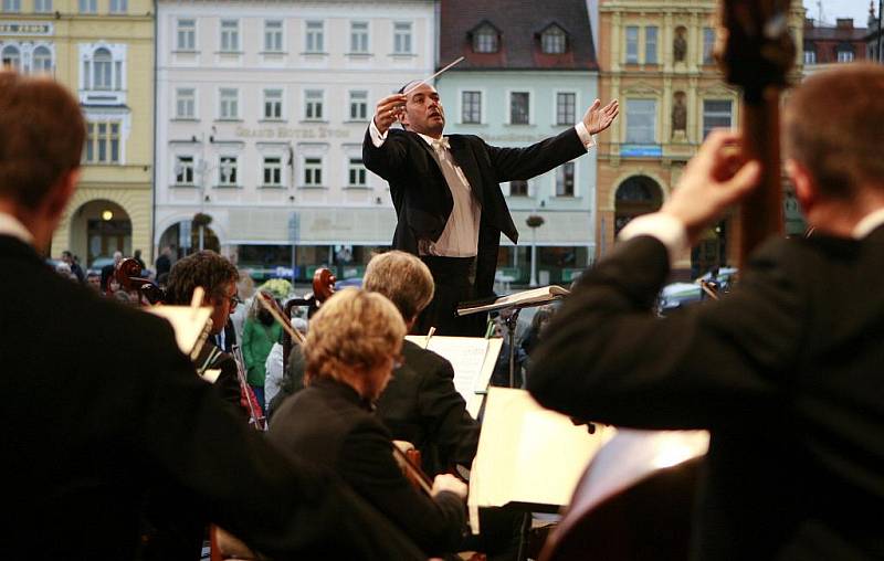 Slavnostní koncert k 30. výročí založení JKF, Jihočeské komorní filharmonie. Dirigent: Jan Talich Program: A. Dvořák - Karneval, N. Rimskij Korsakov - Šeherezáda na náměstí Přemysla Otakara II.v Českých Budějovicích.