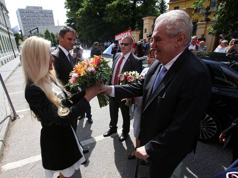 Před Krajským úřadem se prezident Miloš Zeman s Ivanou Zemanovou přivítali s hejtmanem Jiřím Zimolou a jeho partnerkou.