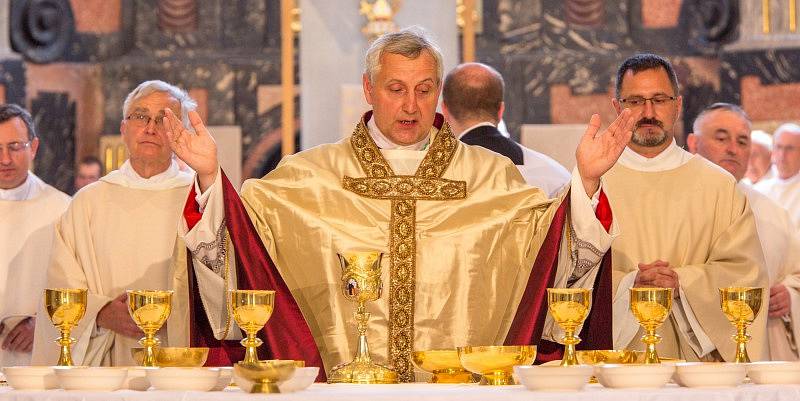 Sobotní svěcení 13. českobudějovického biskupa si nenechali ujít lidé z celého kraje.