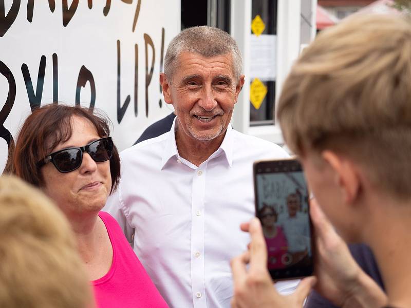 Andrej Babiš od pondělí 1. do čtvrtka 4. srpna objel se svým obytňákem řadu míst v Jihočeském kraji. Kritiku a podporu přijímal s úsměvem, rozdával své knihy i podpisy