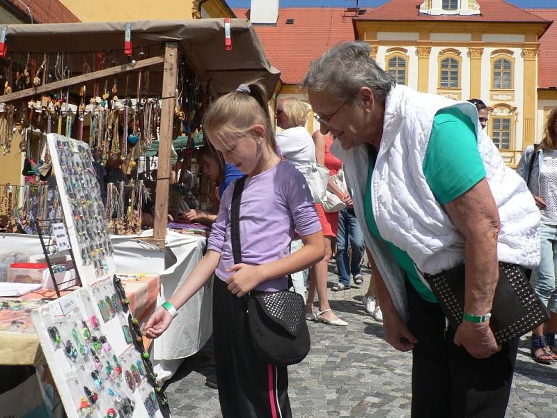 Borůvkobraní opět láká tisíce návštěvníků. Z dovolené na Krumlovsku přijela i Kačenka Váňová s rodinou, bydlící jinak v Prušánkách..
