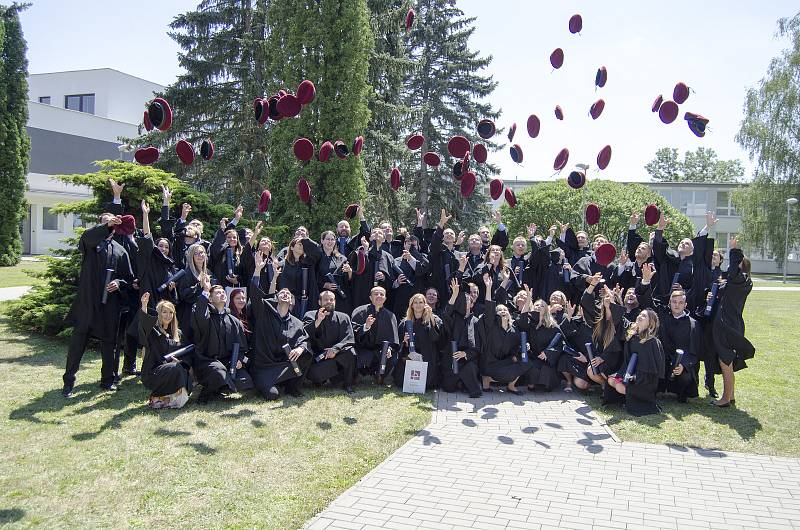 Při letních promocích ukončilo na VŠTE studium téměř 500 studentů.