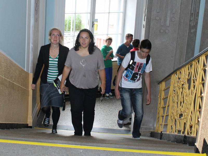 Studenti přišli po letních prázdninách poprvé do školy. První okamžiky nového školního roku trávili v družných hovorech na chodbách. 