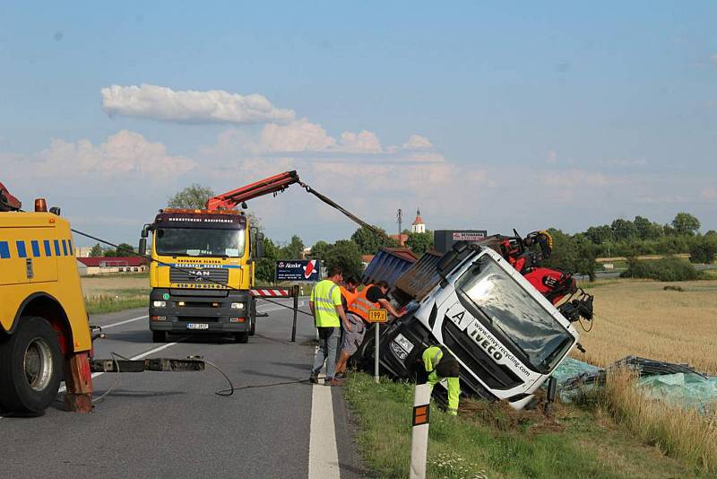 Silnici mezi Českými Budějovicemi a Pískem uzavřela v pondělí večer nehoda nákladního auta, které havarovalo u Pištína.