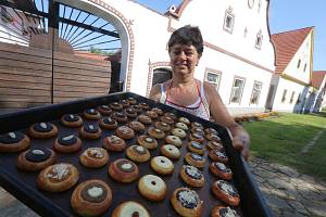 Milena Hálová peče koláčky na Selské slavnosti ve své pekárničce na náměstí. Letos jich bude asi osm set.